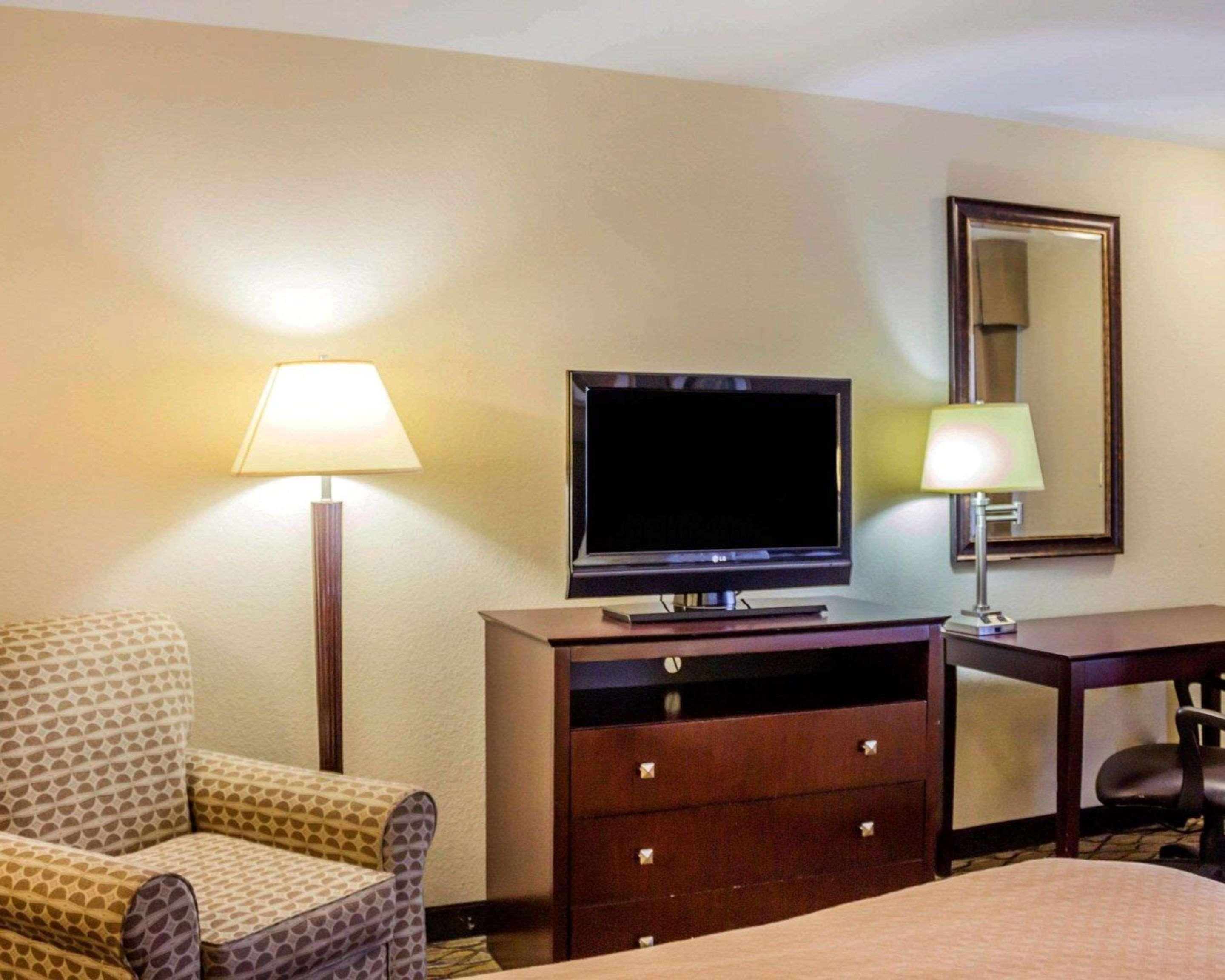 Quality Inn Waterbury Exteriör bild