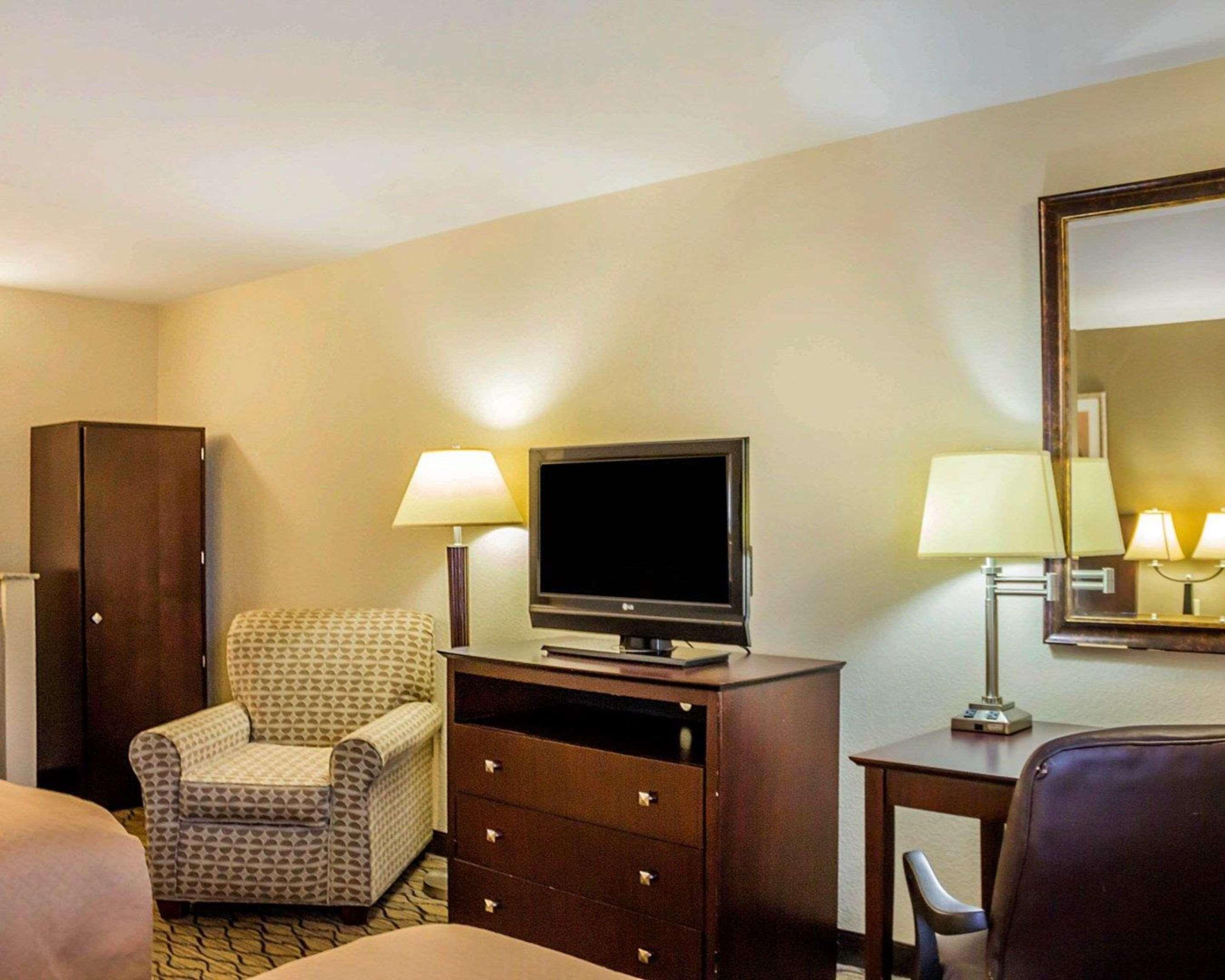 Quality Inn Waterbury Exteriör bild
