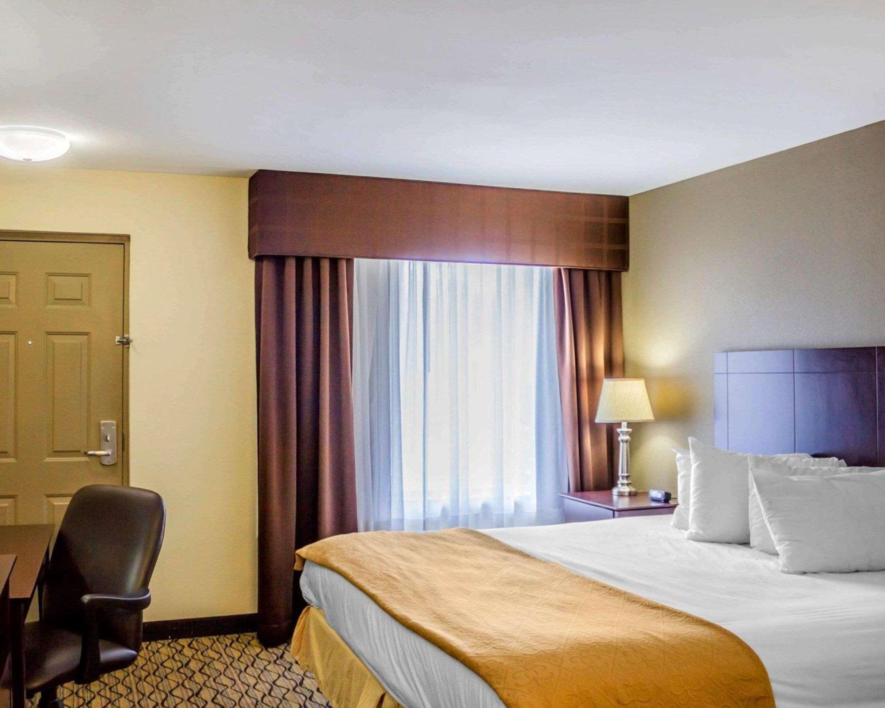 Quality Inn Waterbury Exteriör bild