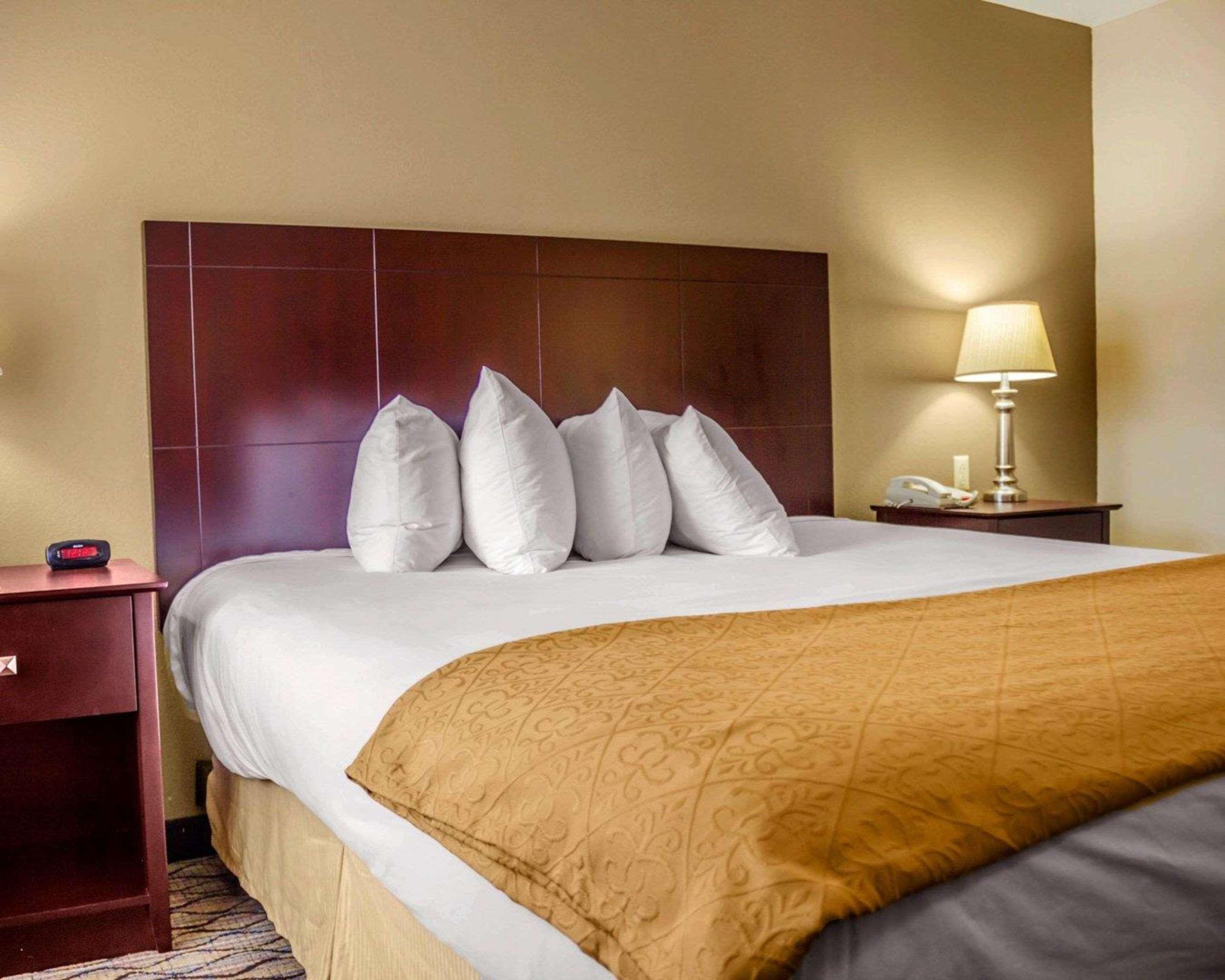 Quality Inn Waterbury Exteriör bild