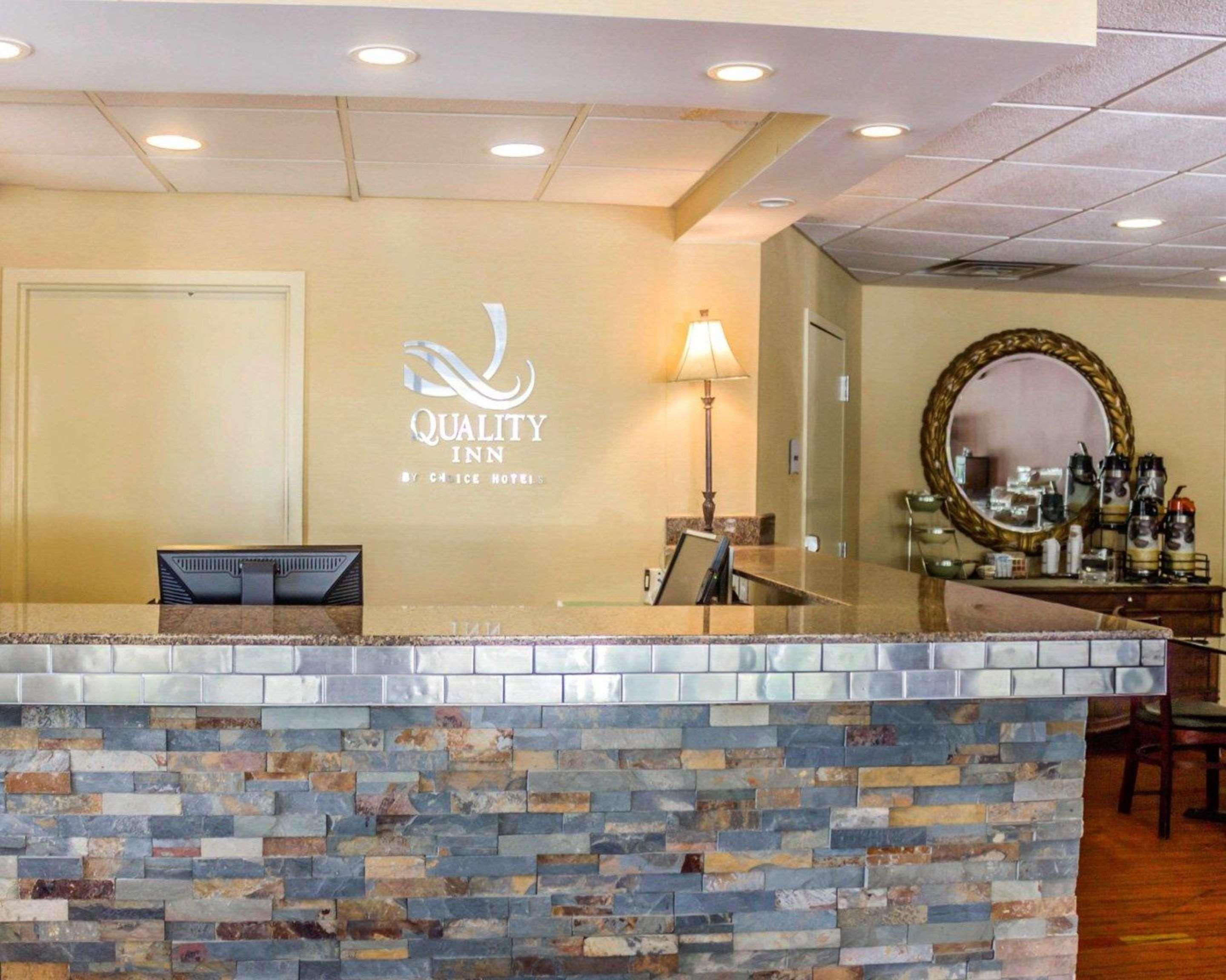 Quality Inn Waterbury Exteriör bild