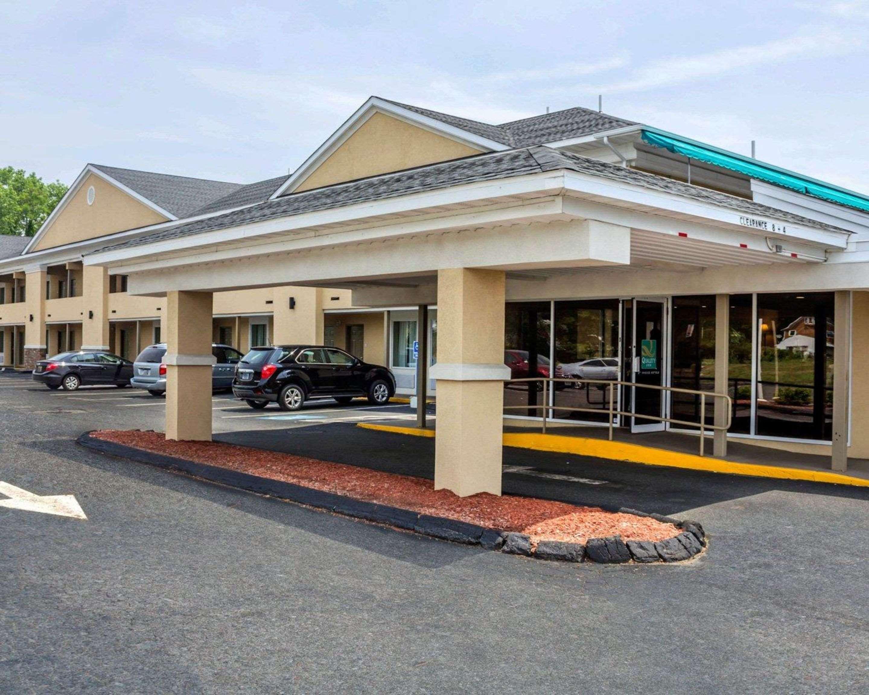 Quality Inn Waterbury Exteriör bild