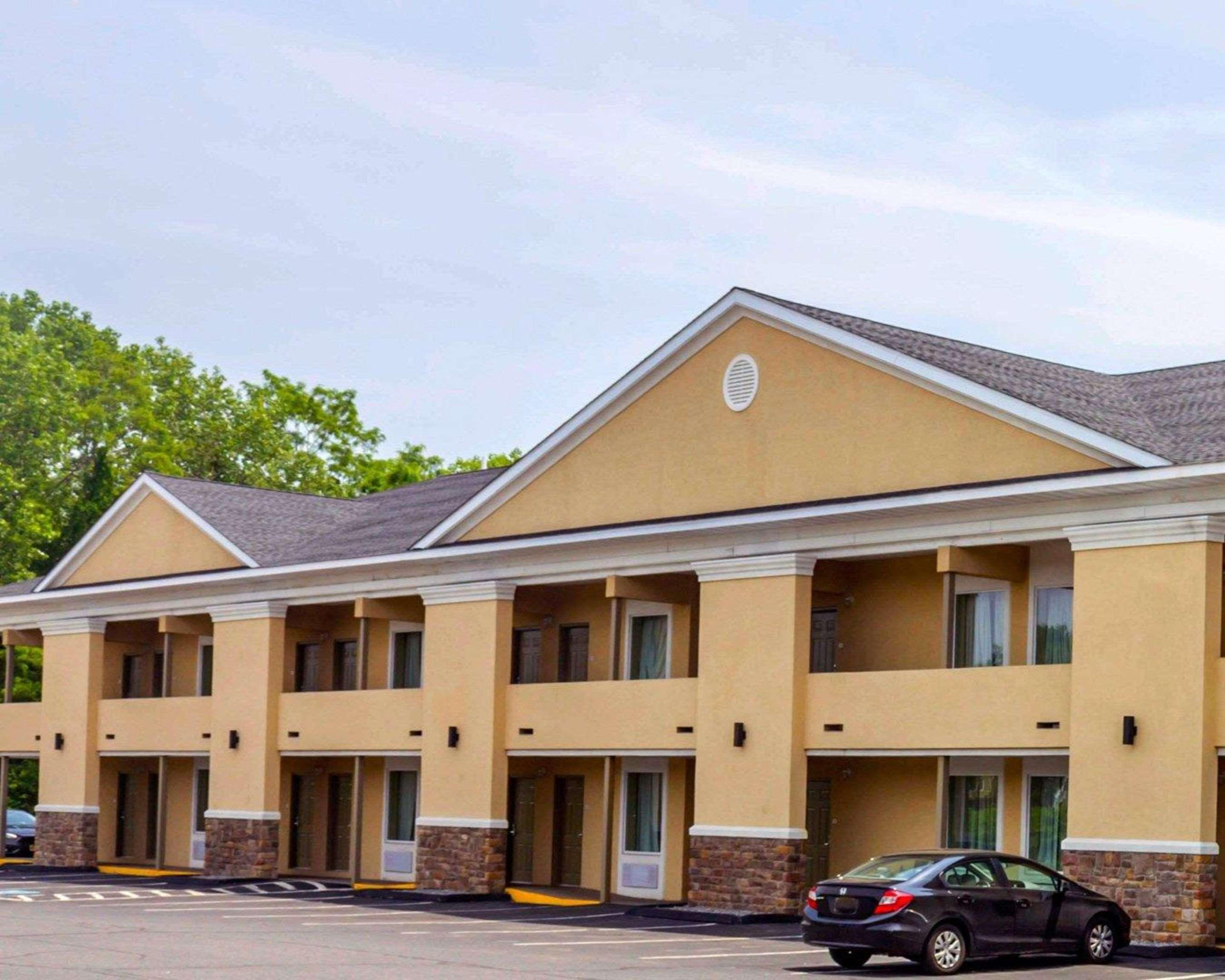 Quality Inn Waterbury Exteriör bild