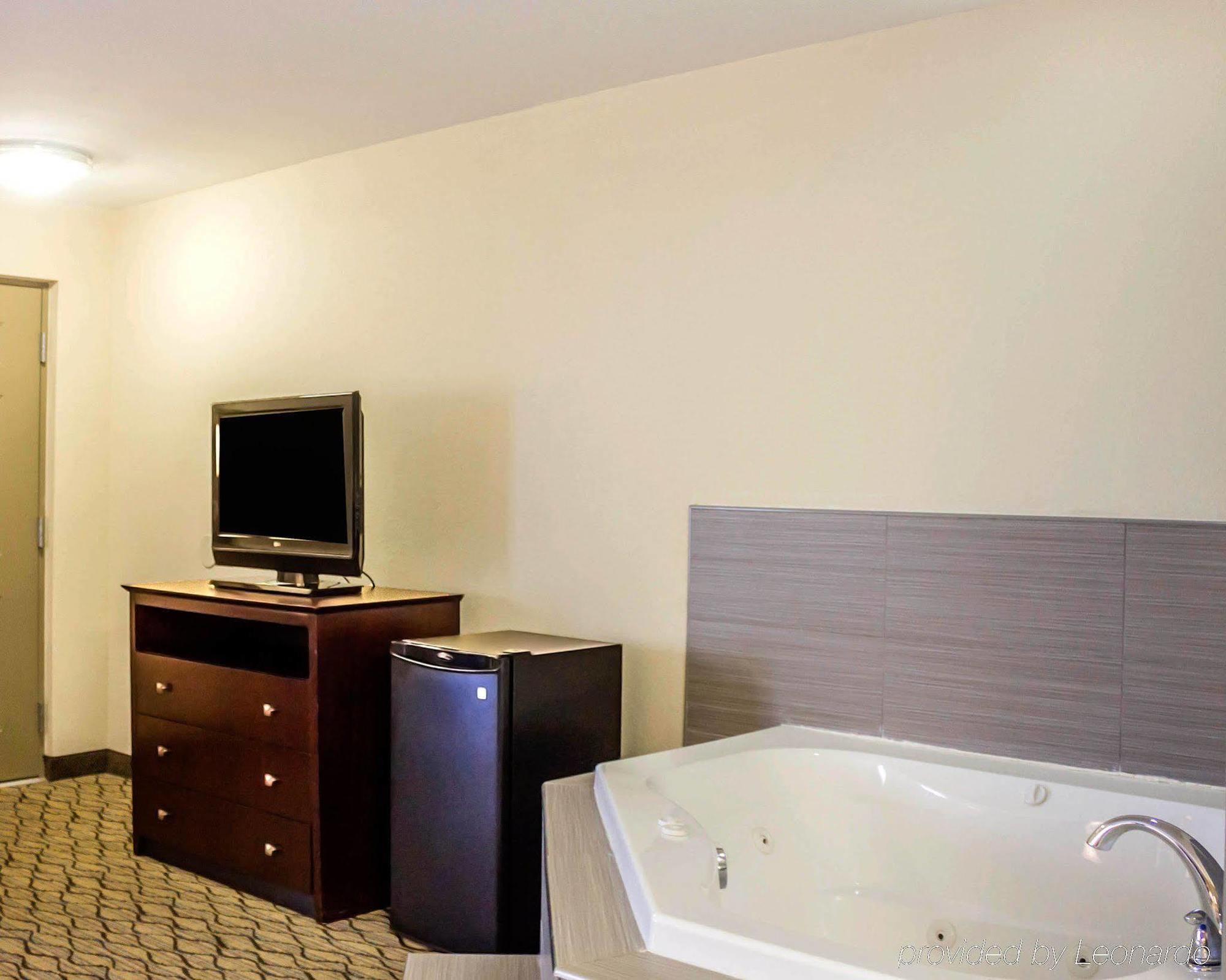 Quality Inn Waterbury Exteriör bild